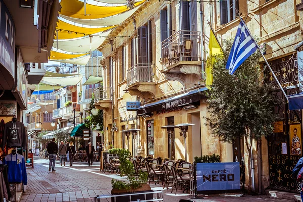 NICOSIA, CIPRO - 3 DICEMBRE: Le persone che camminano su Onasagorou stree — Foto Stock