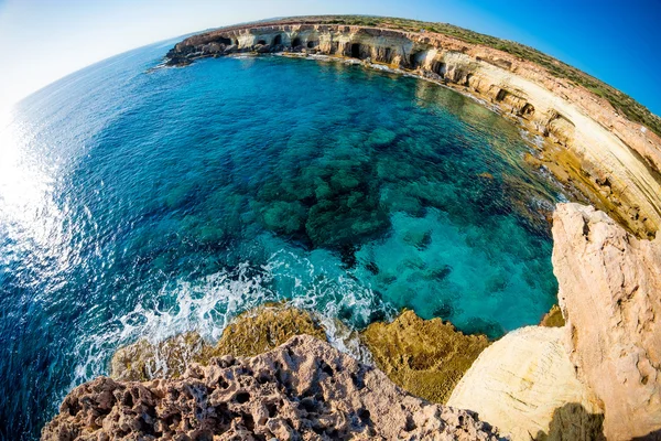 Jaskinie morskie w pobliżu Cape Greco. Ayia Napa, Cypr — Zdjęcie stockowe