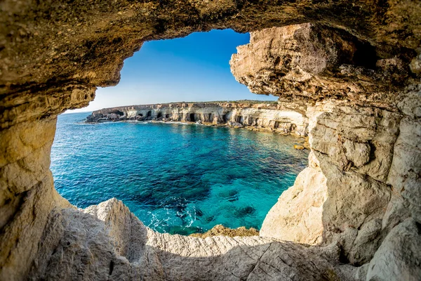 Cuevas marinas cerca de Ayia Napa, Chipre — Foto de Stock