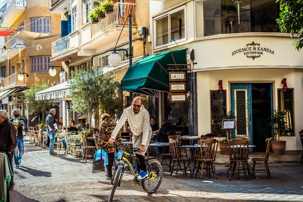 Nicosia, Cyprus - 3 December: Cafetaria's langs Onasagorou straat — Stockfoto