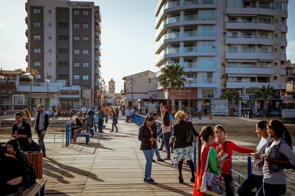 Larnaca, Cyprus - 13 maart: Lokale bevolking en toeristen op het plein van het kasteel — Stockfoto