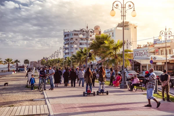 Larnaca, Kypr - 13. březen: Finikoudes Avenue s turisty a — Stock fotografie