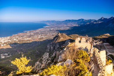 Dağlar ve deniz Hilarion Kalesi'nin duvarları üzerinden görüntüleyin. Girne