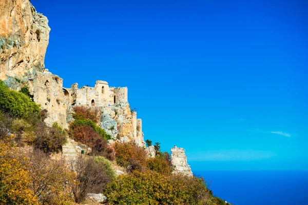 Castelo de Saint Hilarion em um penhasco acima do Mar Mediterrâneo. Ky... — Fotografia de Stock