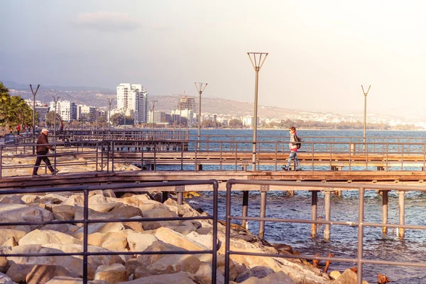 LIMASSOL, CHIPRE - 08 de marzo de 2016: Limassol 's seafront wooden pi —  Fotos de Stock