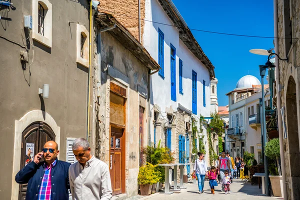 LIMASSOL, CHIPRE - 01 de abril de 2016: Genethliou Mitellla street, a —  Fotos de Stock