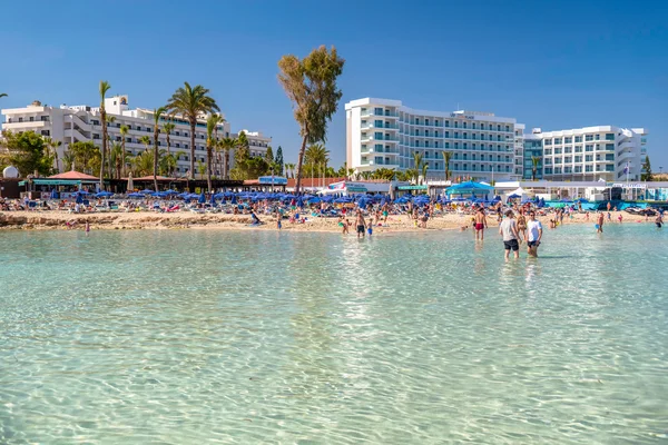 Ayia Napa, Zypern - 04. April 2016: Menschen schwimmen und sonnen sich — Stockfoto