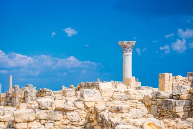 Atrium Kourion sit alanı, vaftizhane yakınındaki. Limas