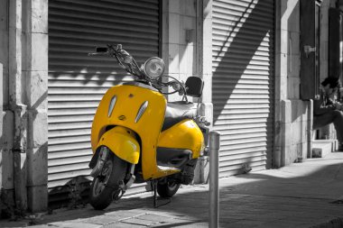 Retro scooter Limasol eski şehir. Kıbrıs