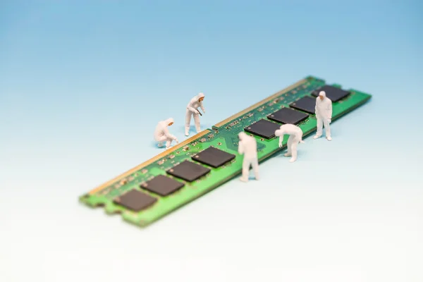 Technicians inspecting RAM memory module. Macro photo — Stock Photo, Image