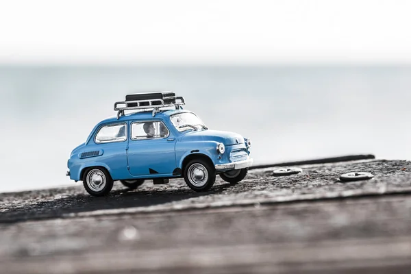 Schattig blauw retro reizen auto met bagage. Macro foto — Stockfoto