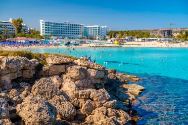 Ayia Napa, Kıbrıs - 04 Nisan 2016: Nissi Beach deki güneşli gün 