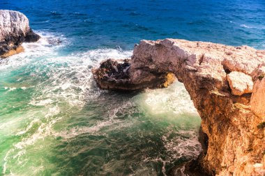 Ayia Napa yakın doğal taş köprü. Mağusa bölgesi. Kıbrıs