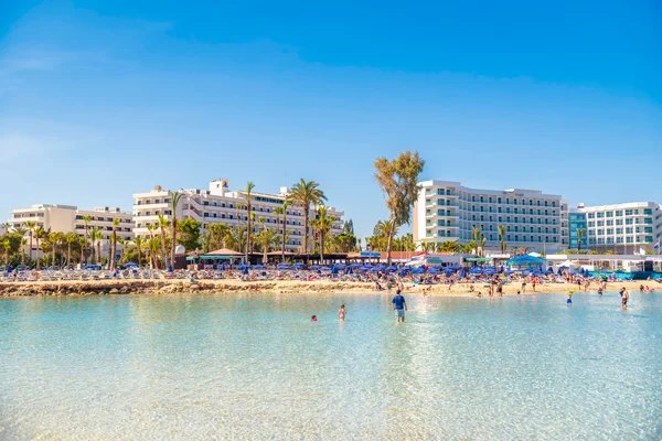 Ayia Napa, Zypern - 04. April 2016: Menschen schwimmen und sonnen sich — Stockfoto