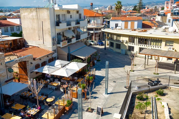 Limassol, Cyprus - 18 maart 2016: Cafés en restaurants op Lim — Stockfoto