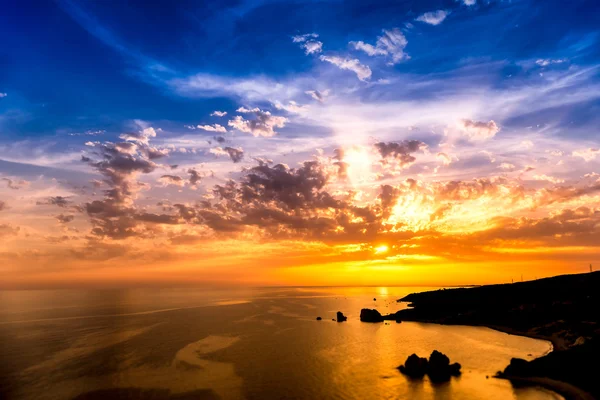 Dramatischer Sonnenuntergang über dem Aphroditenfelsen, der auch als Felsen der — Stockfoto