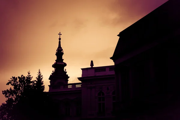 Silhouet van St. Michael de kathedraal van de aartsengel bij zonsondergang. Bel — Stockfoto