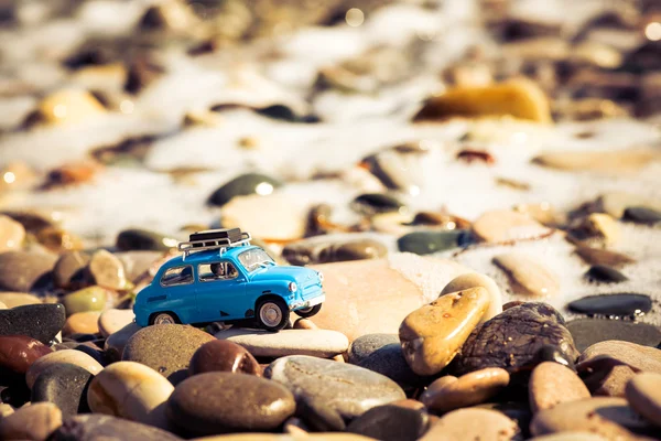 Vintage speelgoedauto op het strand. Reizen en avontuur concept — Stockfoto