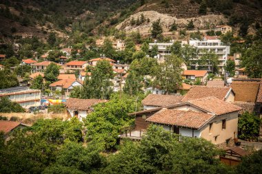 Ünlü pitoresk dağ köyü beldesi Kakopetria. Nicosi