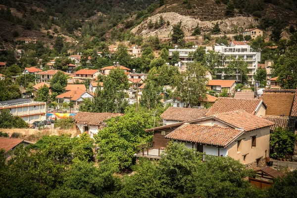 Slavné malebné horské vesničce letovisko Kakopetria. Nicosi — Stock fotografie