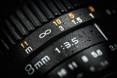 Profesyonel dijital SLR lens koyu arka plan üzerinde. Makro fotoğraf