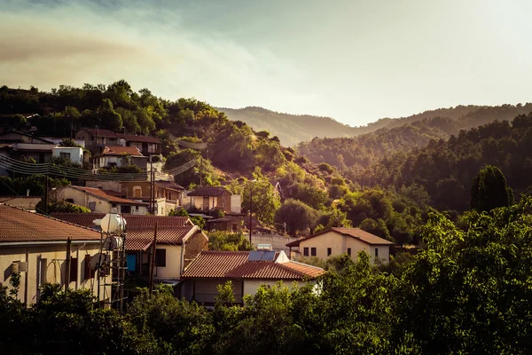 Πολύχρωμο καλοκαιρινό ηλιοβασίλεμα στο χωριό Καλάνα. ΕΠΑΡΧΙΑ Λευκωσία, Κύπρος — Φωτογραφία Αρχείου