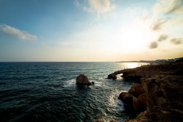 Solnedgång över Havgrottor, Cape Greko. Agia Napa, Cypern — Stockfoto