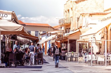 Limassol, Kıbrıs - 01 Nisan 2016: Castle square Limasol eski şehir merkezi. Bir çok sayıda restoran ve bar ile popüler turistik yer
