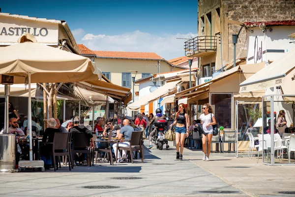 Limassol, Cyprus - 01 April 2016: Mensen zitten in openlucht restaurant op het plein van kasteel van Limassol. Het is een populaire toeristische plek, met veel restaurants, winkels en bars — Stockfoto