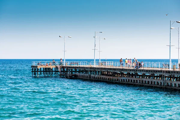 IMASSOL, CIPRO - 01 aprile 2016: persone che camminano sul molo in una giornata di sole. Limassol, Cipro — Foto Stock