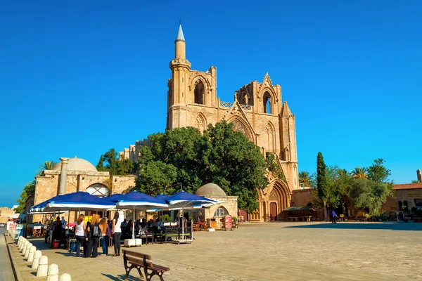 FAMAGUSTA, CHIPRE - 10 DE OCTUBRE DE 2015: Mezquita Lala Mustafa Pasha (antiguamente Catedral de San Nicolás), Famagusta, Chipre . —  Fotos de Stock