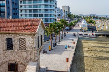 Larnaca, Kıbrıs - 3 Haziran 2016: Foinikoudes mesire ve Larnaka Fort üzerinden sahil görünümünü. Kıbrıs.