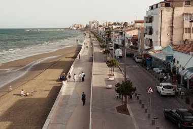 Larnaca, Kıbrıs - 3 Haziran 2016: Piale Paşa Caddesi ve deniz kıyısında. Larnaka Fort görünümden. Kıbrıs.