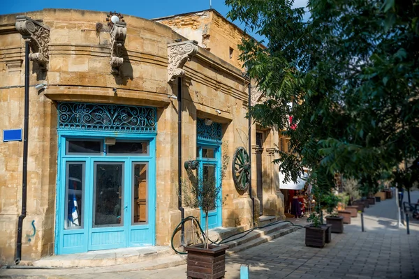 Antico negozio di antiquariato presso la famosa strada turistica Arasta. Nicosia, Cypr — Foto Stock
