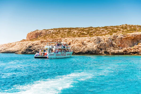 Ayia Napa, Kıbrıs - 16 Temmuz 2016: Eğlence tekne bilgisiyle ile — Stok fotoğraf