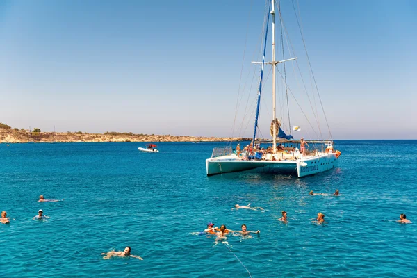 AYIA NAPA, CYPRUS - JULY 16, 2016: Sailing Catamaran loaded with — Stock Photo, Image