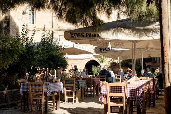 Нікосія, Кіпр - 03 грудня 2015: Люди сидять на відкритому повітрі r — стокове фото
