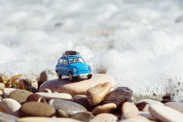 Vintage toy car parked near the sea. Travel concept — Stock Photo, Image