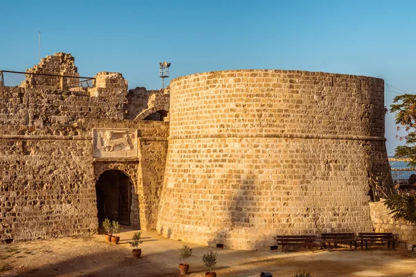 Othello slott i hamnen i Famagusta. Cypern — Stockfoto