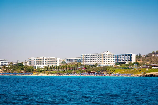 Kust-fodrar av Ayia Napa med stranden och hotell. Famagusta Distr — Stockfoto