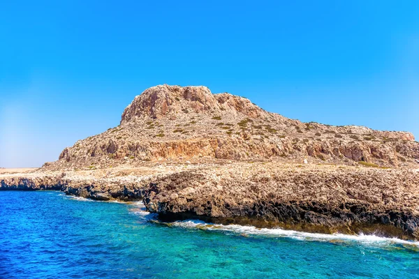 Rock at Cape Greco National Forest Park. Distrito de Famagusta, Cyp — Fotografia de Stock