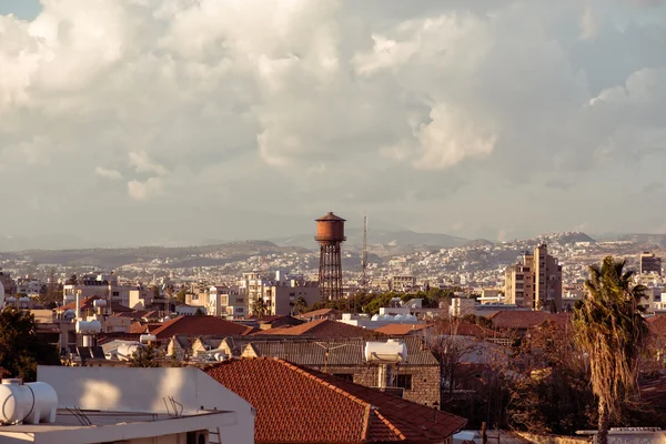 Utsikt över takåsarna i gamla staden Limassol. Cypern — Stockfoto