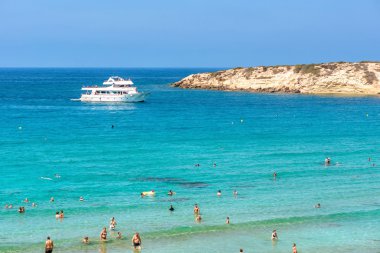 Paphos, Kıbrıs - 24 Temmuz 2016: Eğlence tekne turist Coral Bay Beach