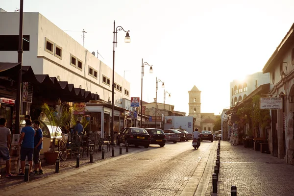 LARNACA, CYPRUS - 16 de agosto de 2015: Pôr-do-sol na velha rua leva à Igreja de Lázaro, no centro da cidade velha de Larnaca . — Fotografia de Stock