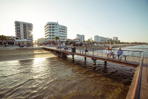 LARNACA, CHIPRE - 16 DE AGOSTO DE 2015: Locais e turistas no cais da Praça do Castelo — Fotografia de Stock