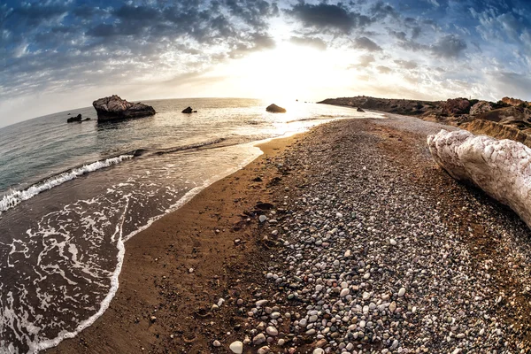 Krajina u Petra tou Romiou, také známý jako Afroditina skála. Distrikt Pafos, Kypr. — Stock fotografie