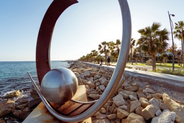 Limassol, Kıbrıs - 18 Mart 2016: Heykel Limasol Molos alanda. Kıbrıs