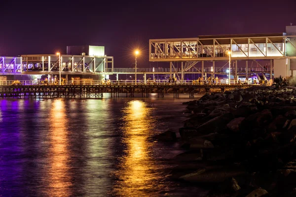 Vue du paysage urbain de Limassol et du front de mer la nuit — Photo