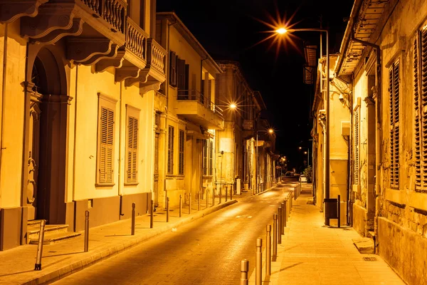 Limasol Old Town Street gece. Kıbrıs — Stok fotoğraf