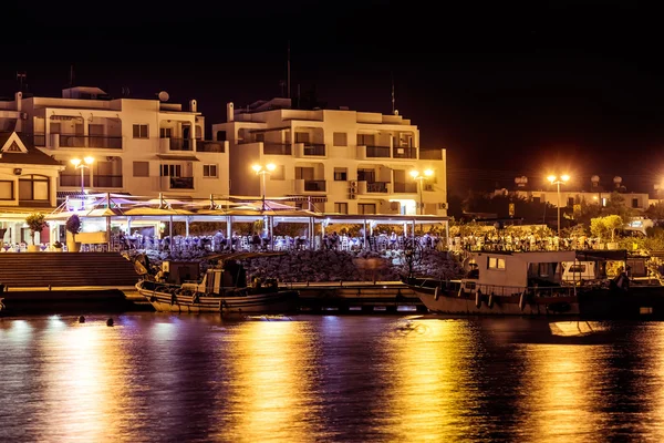 Tradiční řecký rybí restaurace Zygi Village v noci. Okres Larnaca, Kypr. — Stock fotografie